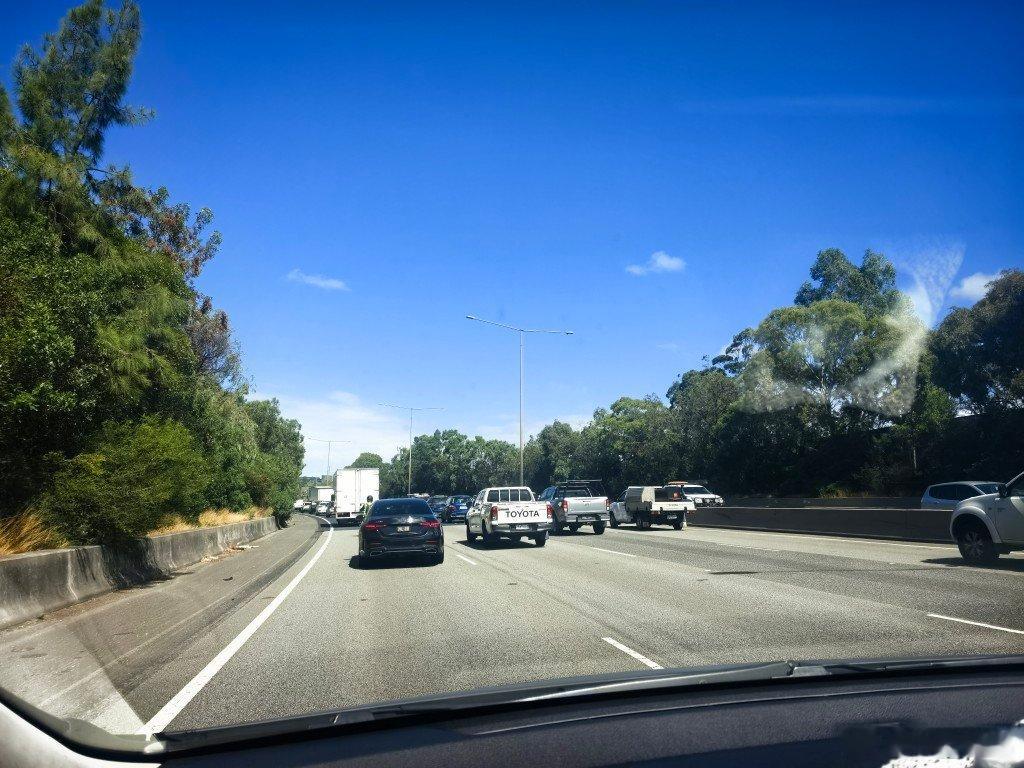 三点半，出租车司机跟我说这特么下班晚高峰了 