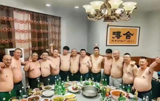 满满一桌中年大叔聚餐，什么样的一句话能一次性全部得罪？
一屋子中年男士围满圆桌，