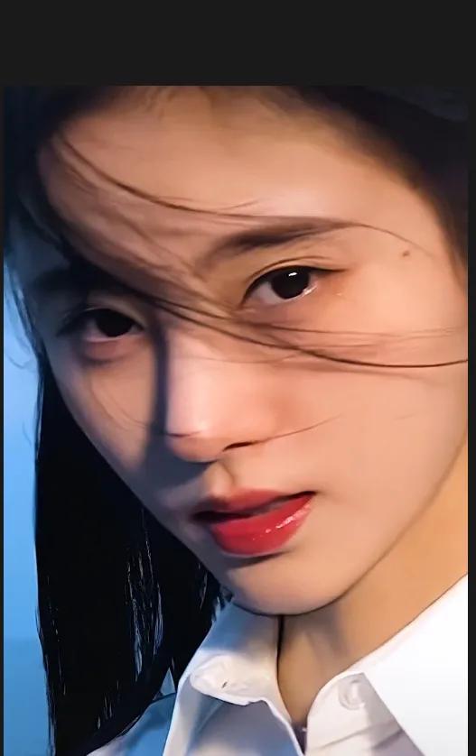 鞠婧祎想让人夸她天生丽质[心]抛开别的不说她的颜值是真的好，[心]漂亮极了[玫瑰
