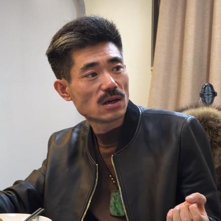 阿四14岁到上海一无所有，带了20个馒头，每天吃馒头，17岁三年时间在上海就已经