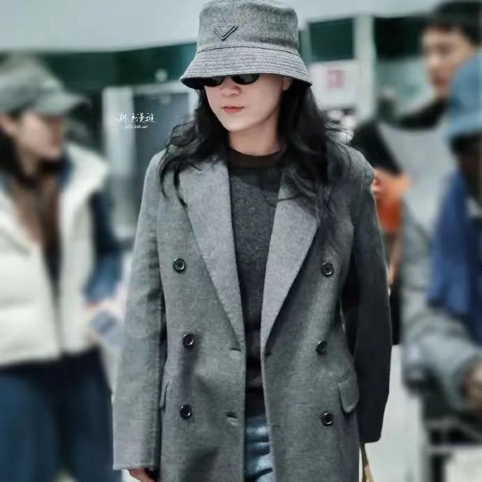 天呐
44岁贾玲米兰亮相
再瘦出新高度，这哪里是简单的变美，分明是撕开了内娱的舒