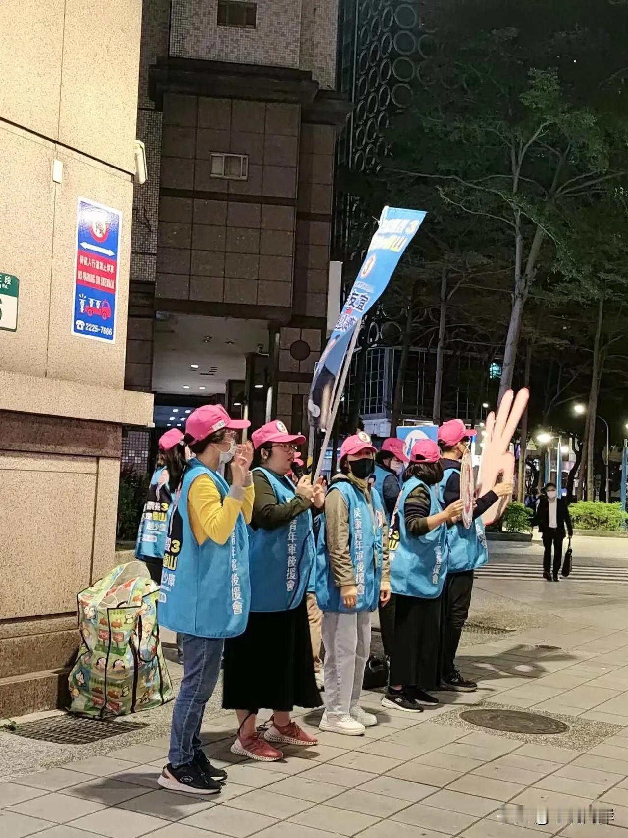台湾选举投票进入倒数日，国民党的“侯康青年军后援会”，在地铁站附近卖力宣传和拉票