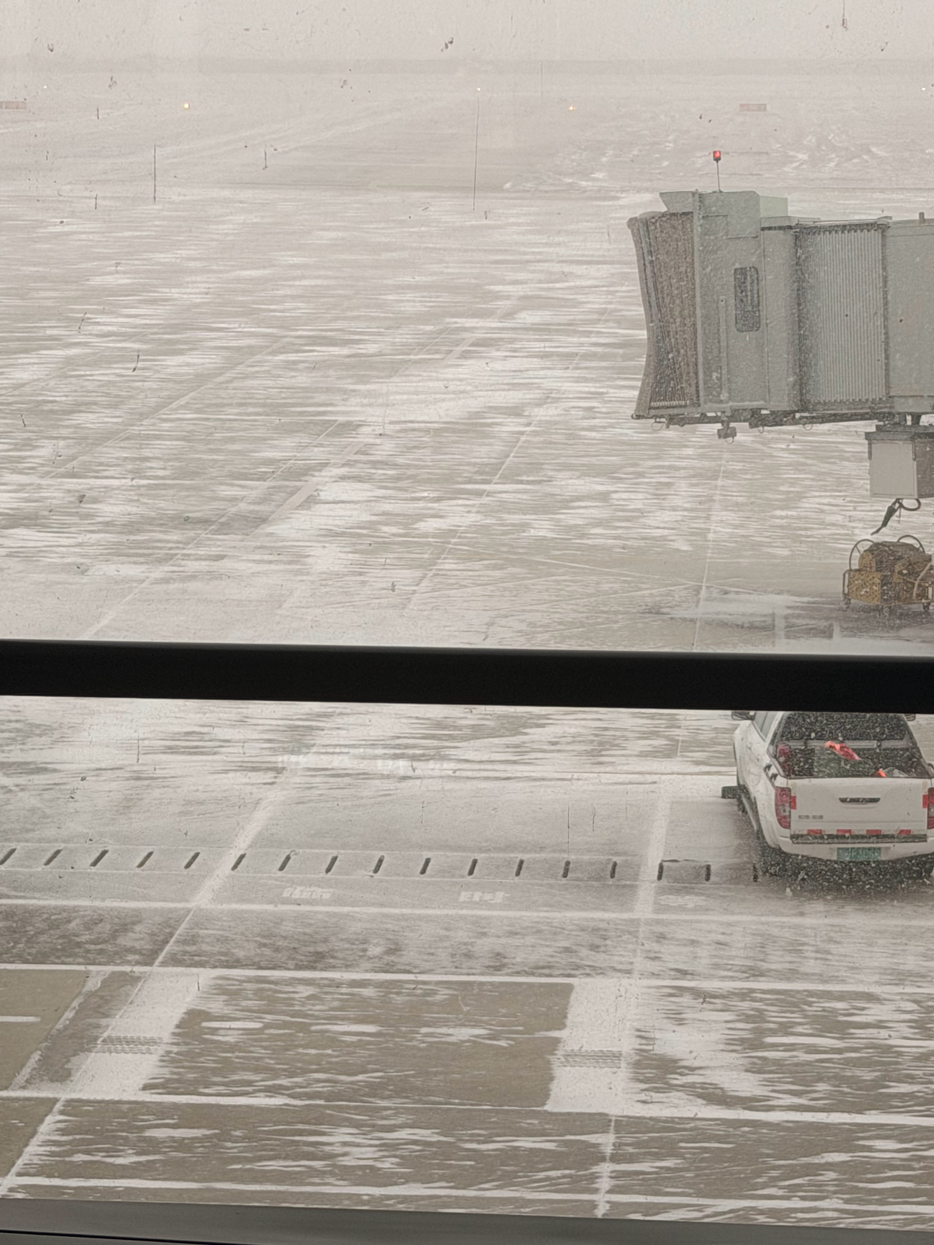 在敦煌看见了今年的第一场雪 