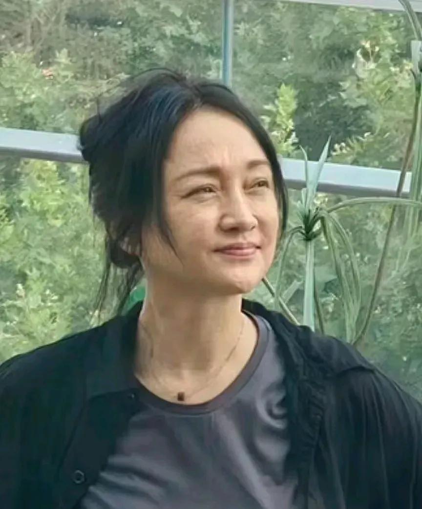 周迅：素颜VS带妆
一对比，这样看来她的化妆师还是挺厉害的[黑线][赞]。她的素