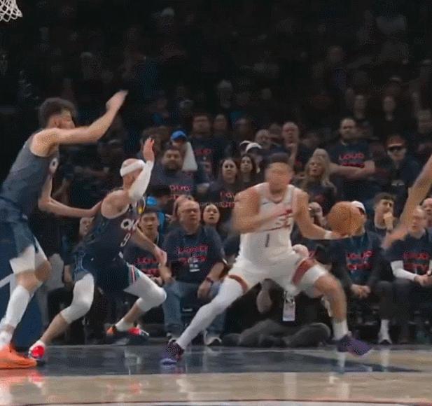 布克进攻犯规！而且太阳挑战失败！ 