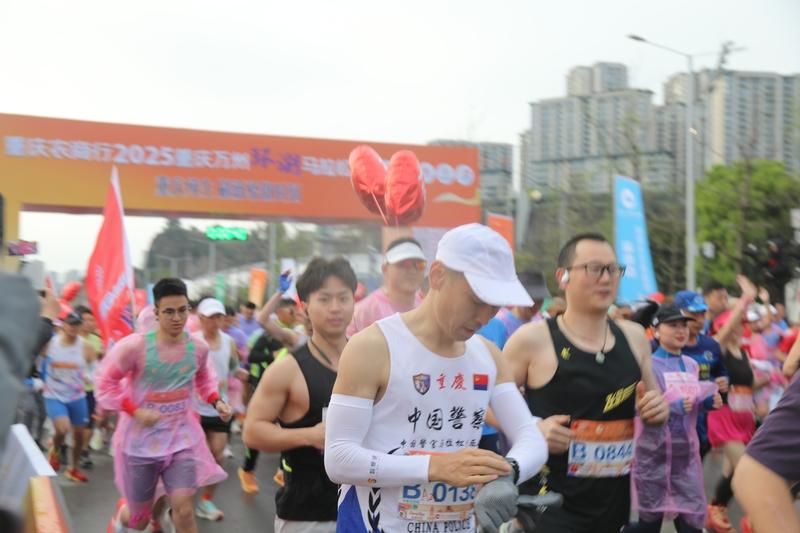 3月15日，重庆万州环湖马拉松冠军盛雪李在冲线时被误拦，引发广泛关注。裁判因视线