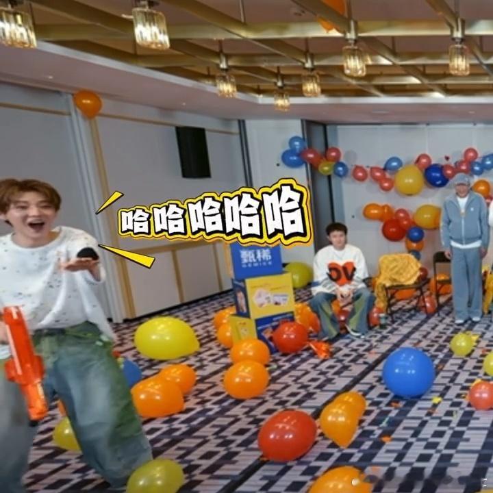 鹿晗对五哈导演公报私仇鹿晗上课开小差就这样 全场都在听范大哥说话，只有鹿晗在等气