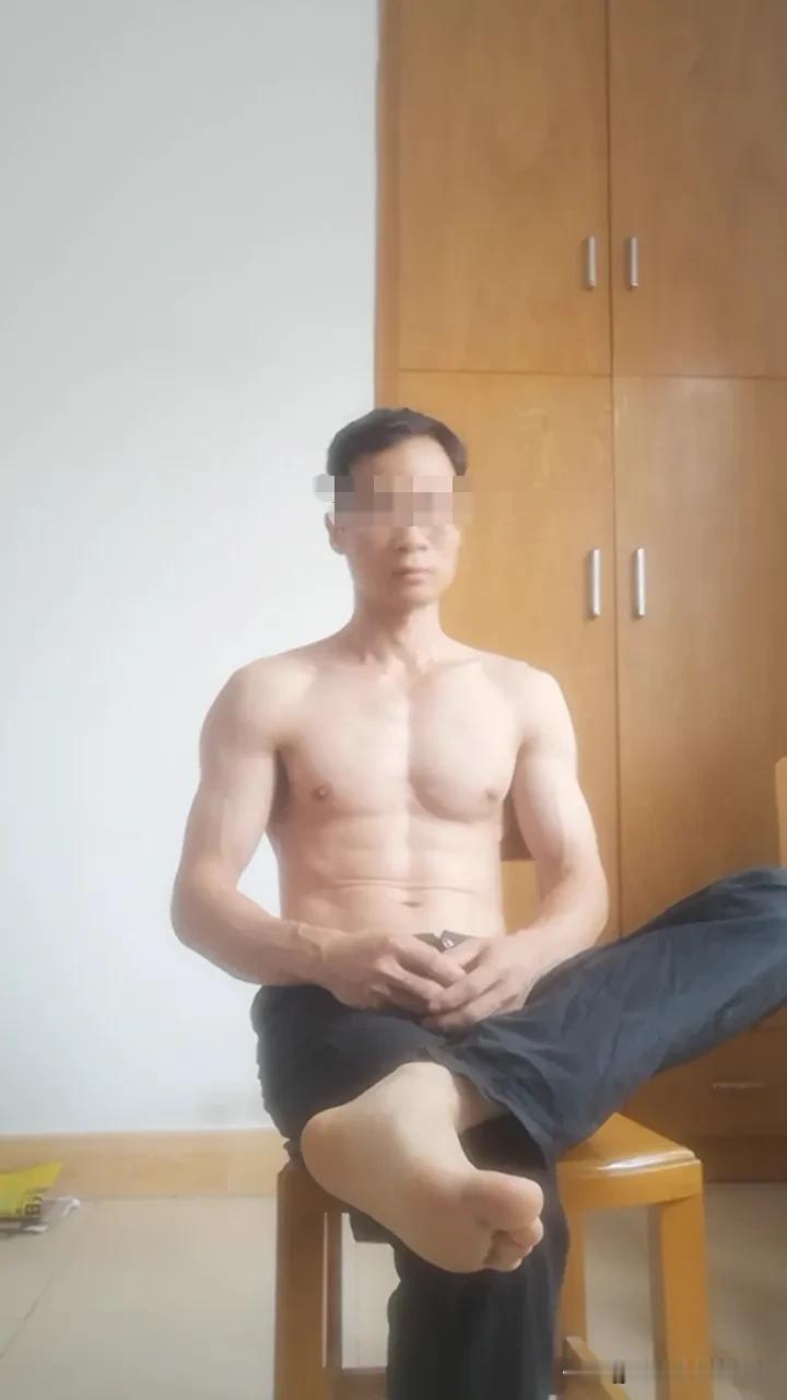 没事做的一天，坐着无所事事。
坐着看手机，累了躺着继续看手机。
就等着兄弟叫我去