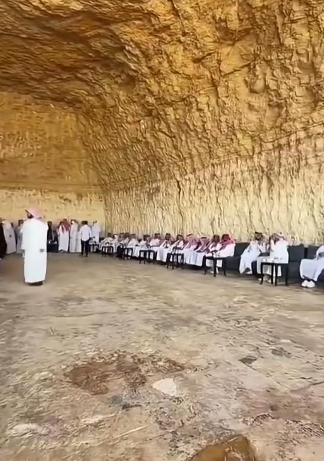 这可不是人家的防空洞！

昨天看到一段阿拉伯人在巨大的岩洞中聚会，很多网友还以为