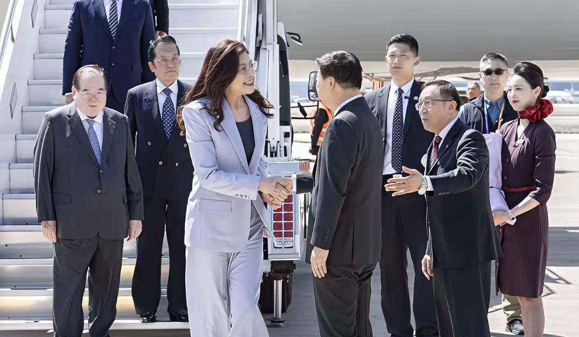 4月7日，台北松山机场。小雨淅沥，空气里弥漫着一股说不清的紧张感。

新党主席吴