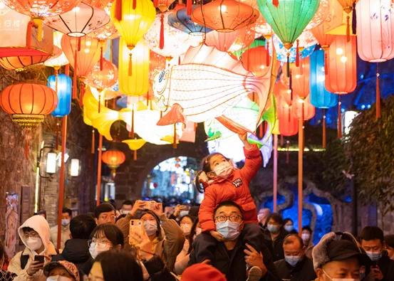 大家注意到没？春节前夕，办年货出现了几个“反常现象”，消费风向确实不一样了！
 