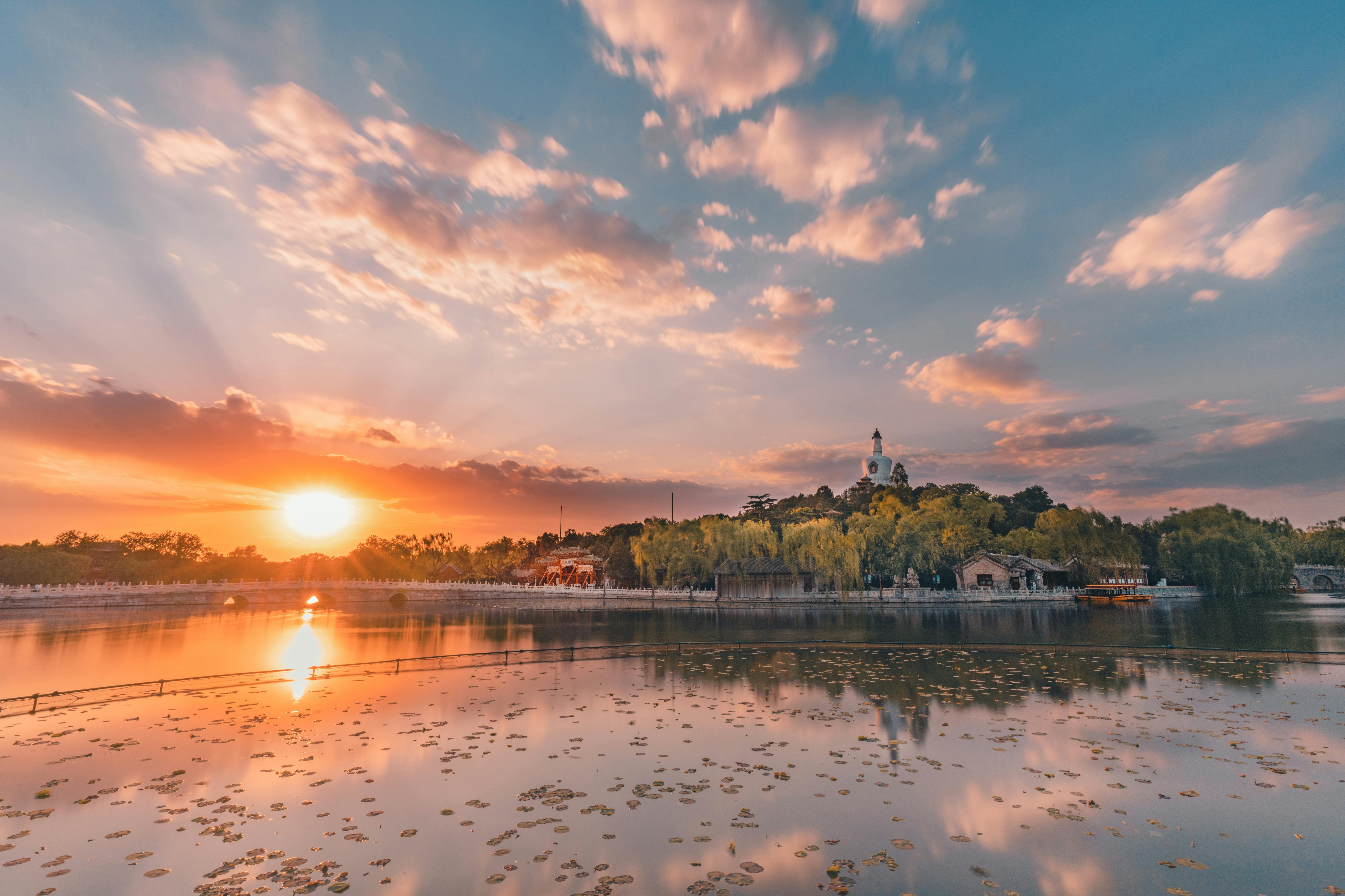 光通信板块的“右上角”与“右下角”：“右上角”——①以新易盛、东田微、杰普特、罗