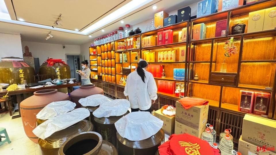 理发店受了气，宜宾一女子砸了隔壁酒馆30万的五粮液，警方通报：有精神方面入院记录