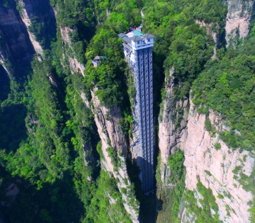 张家界张家界百龙天梯是吉尼斯认证世界最高户外电梯，位列国际十大人工景观工程。乘坐