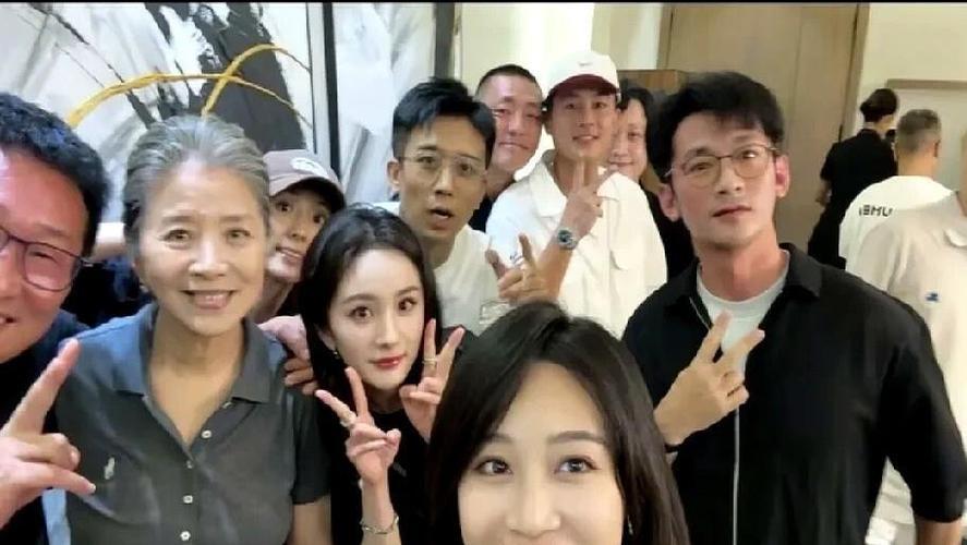 一众明星同框：

我一眼就认出了雪肤花貌、俊目流眄、指环手链抢镜的杨幂，头发花白