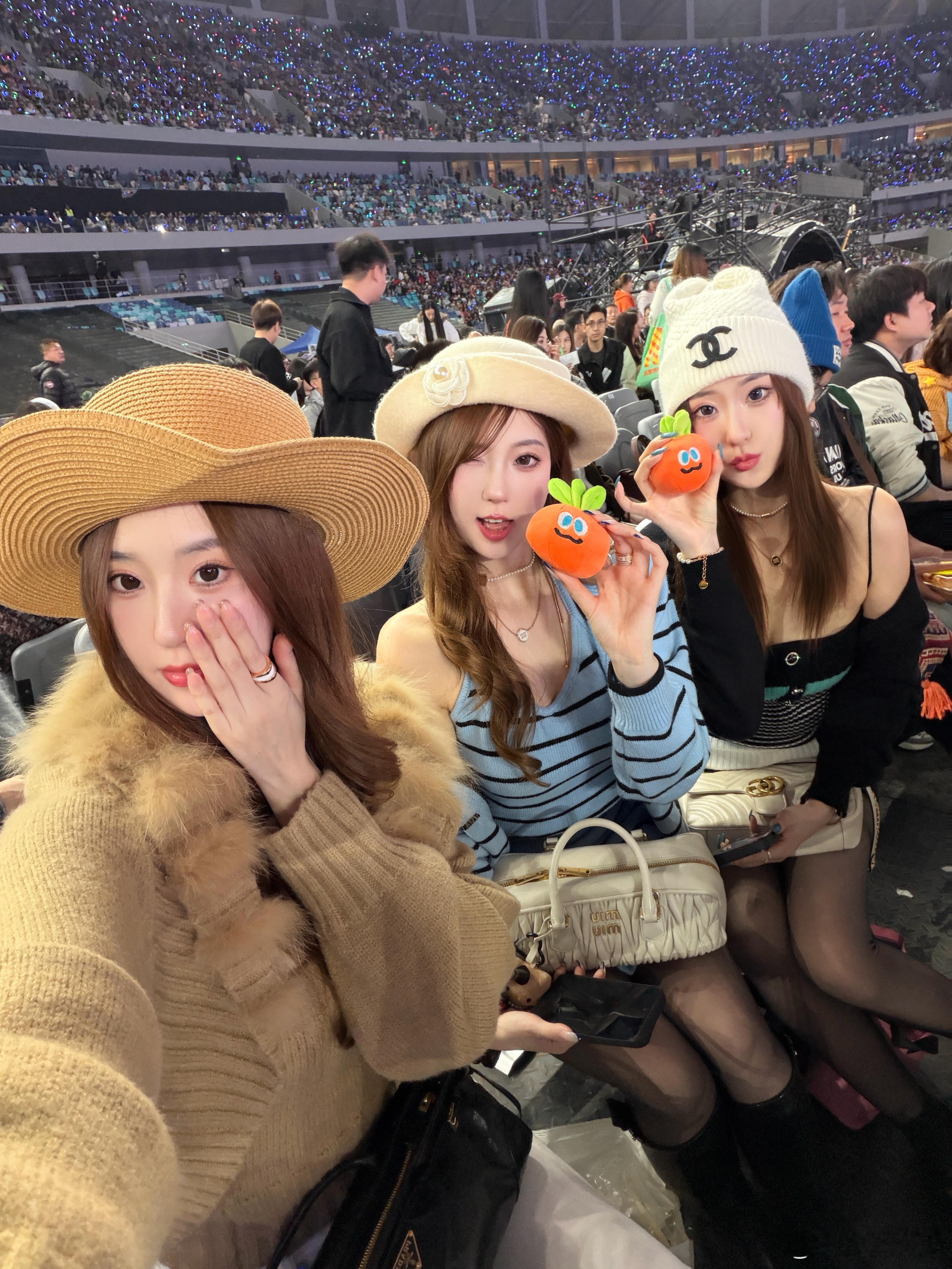 生活需要童话 魔法 和五月天🫶🏻谢谢最好的阿信 他说要提前陪我们跨年🥹还祝