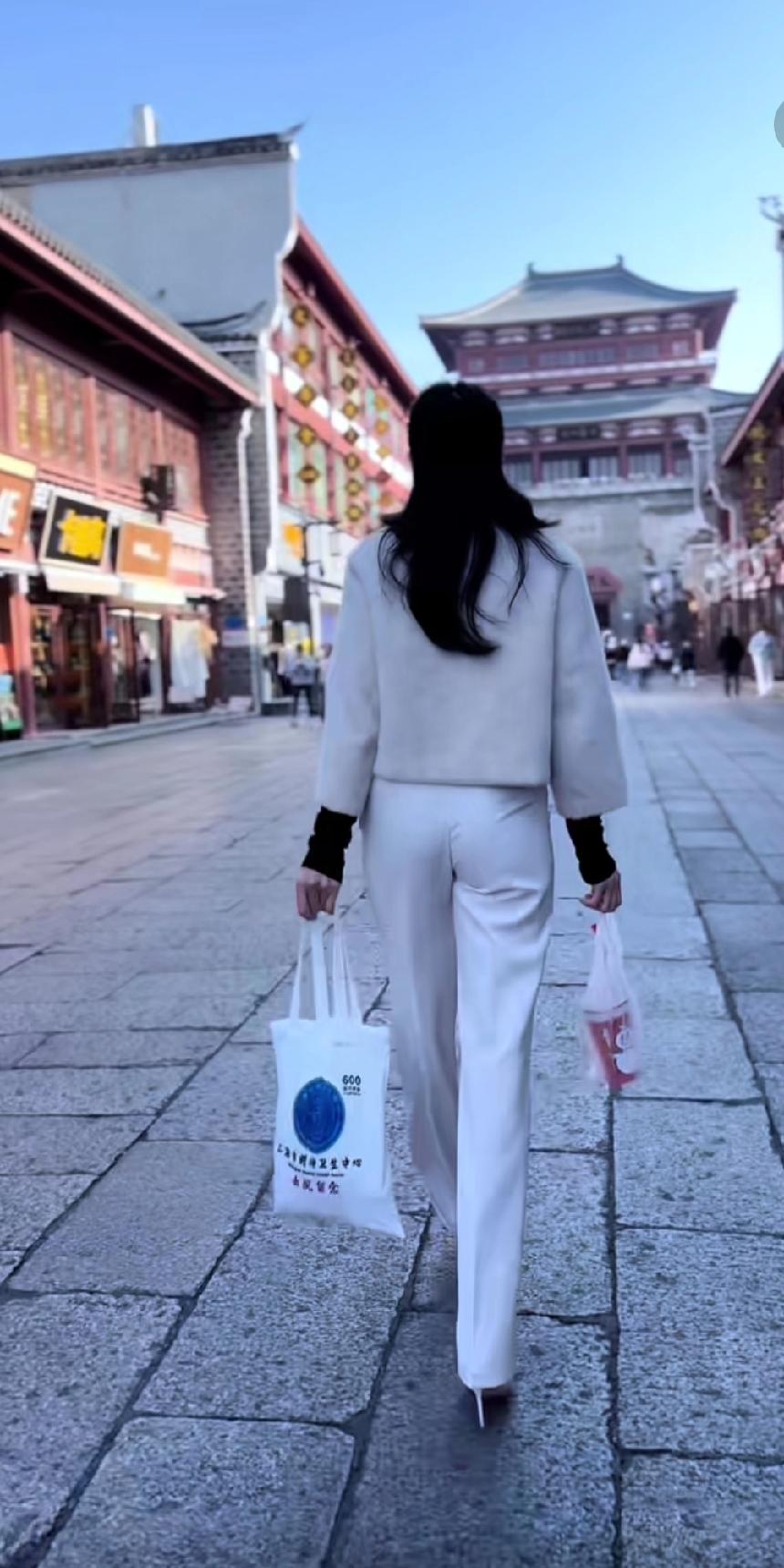 周末去了一座古城漫步，那感觉就像穿越了时光。
石板路上，明清风格的建筑错落有致，