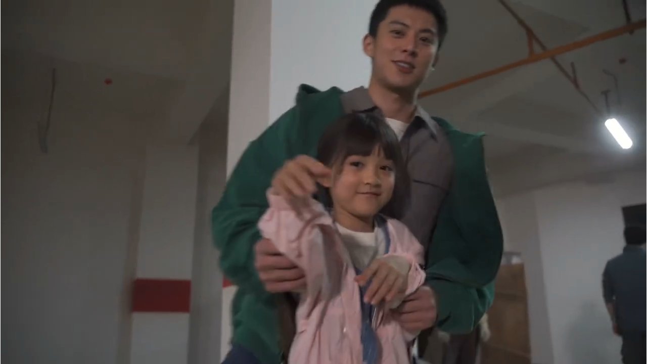 等我小了我也要被鹤棣哥哥搂着一起玩，听哥哥喊我宝贝！！王鹤棣片场喊小朋友宝贝等我