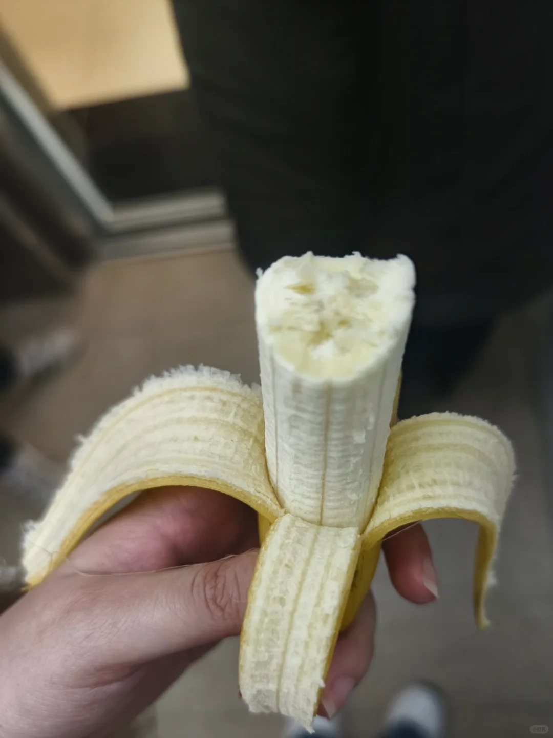 靠，早上在电梯吃香蕉被老头开颜色玩笑