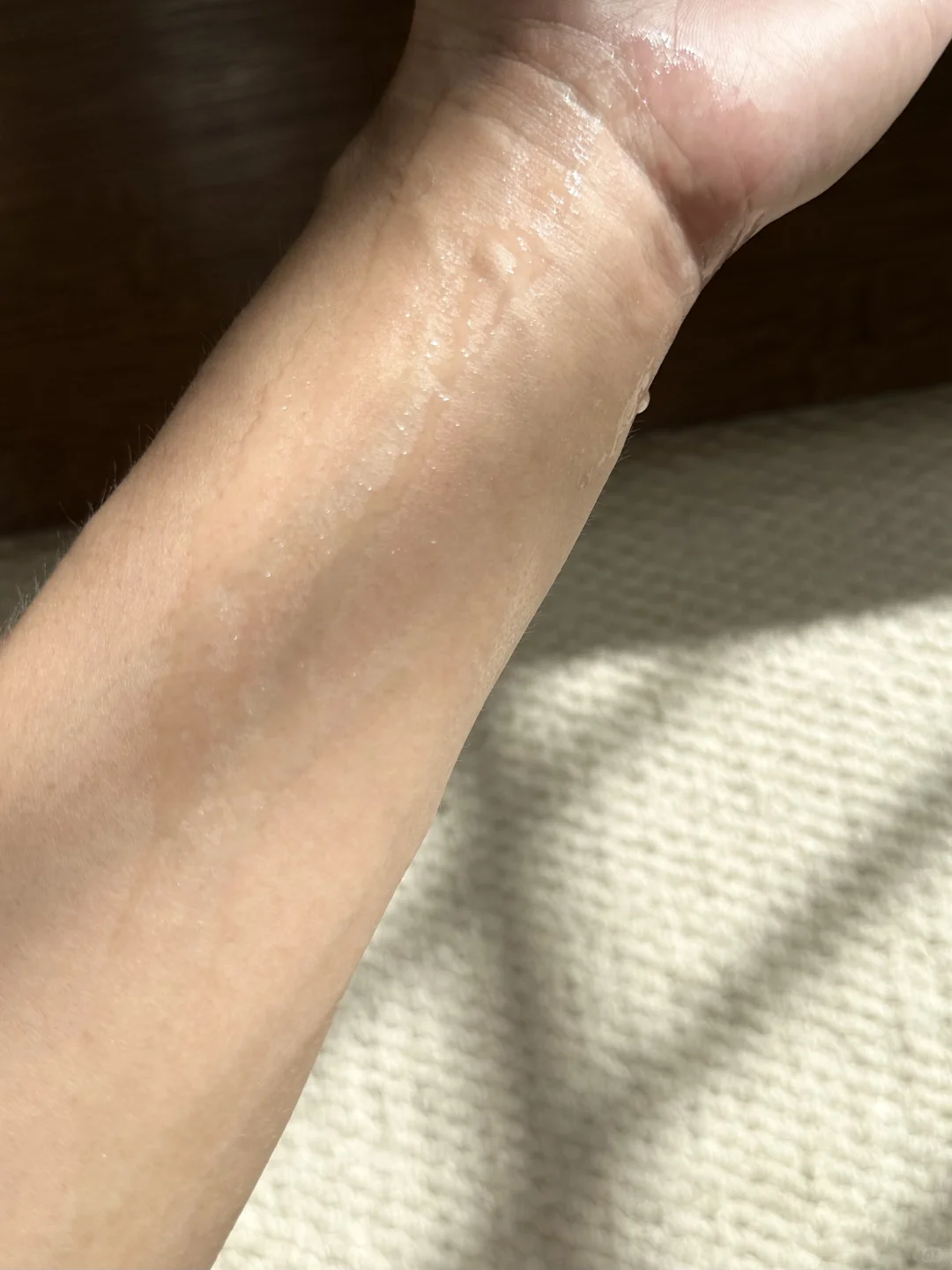 不夸张，灯泡打在脸上的具象化，亮爆了…