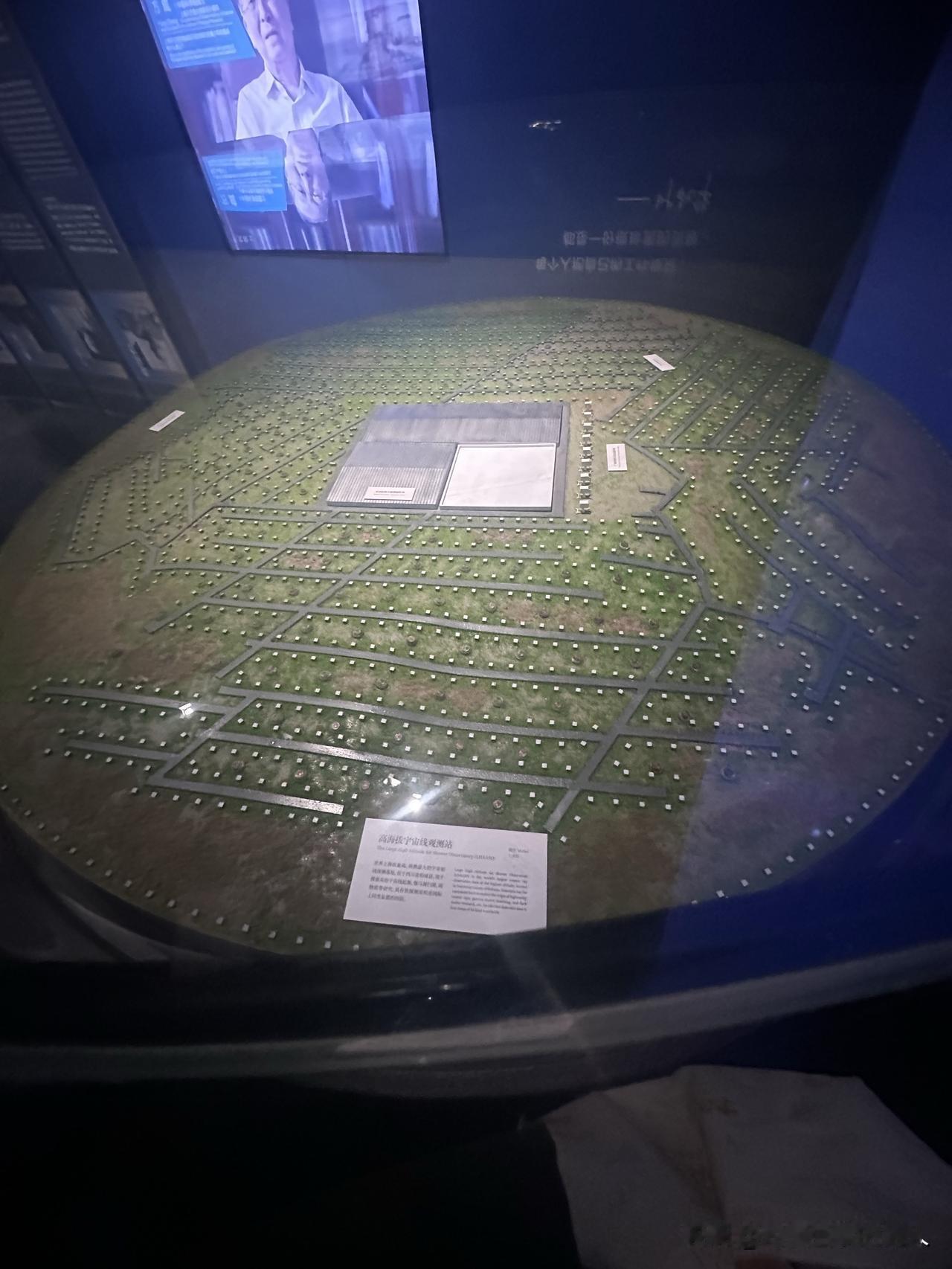 人的一生苦苦追求的爱情其实是虚无的，爱情这东西最坏的一面就是它不会长久。也许它开