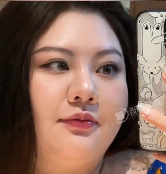 因为查出有糖尿病风险，又被电影《热辣滚烫》深深触动，她下定决心改变自己。
两年多
