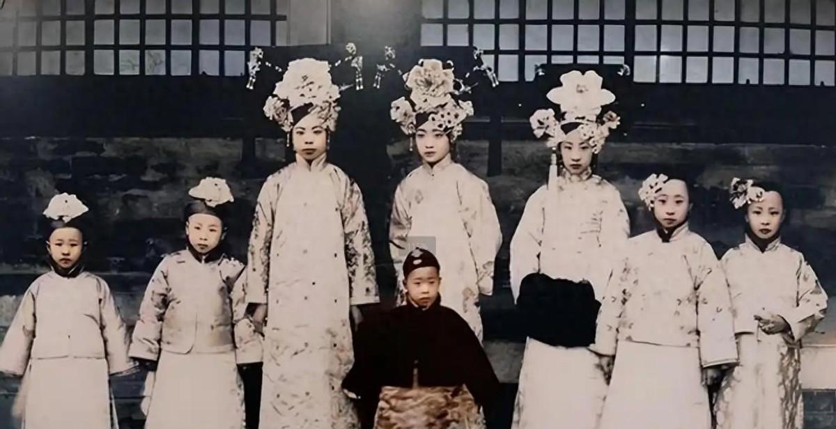 清宫老照片揭秘真实皇族贵妇，溥仪生母性格刚烈，王爷侧福晋竟貌美如花令人惊叹！
1