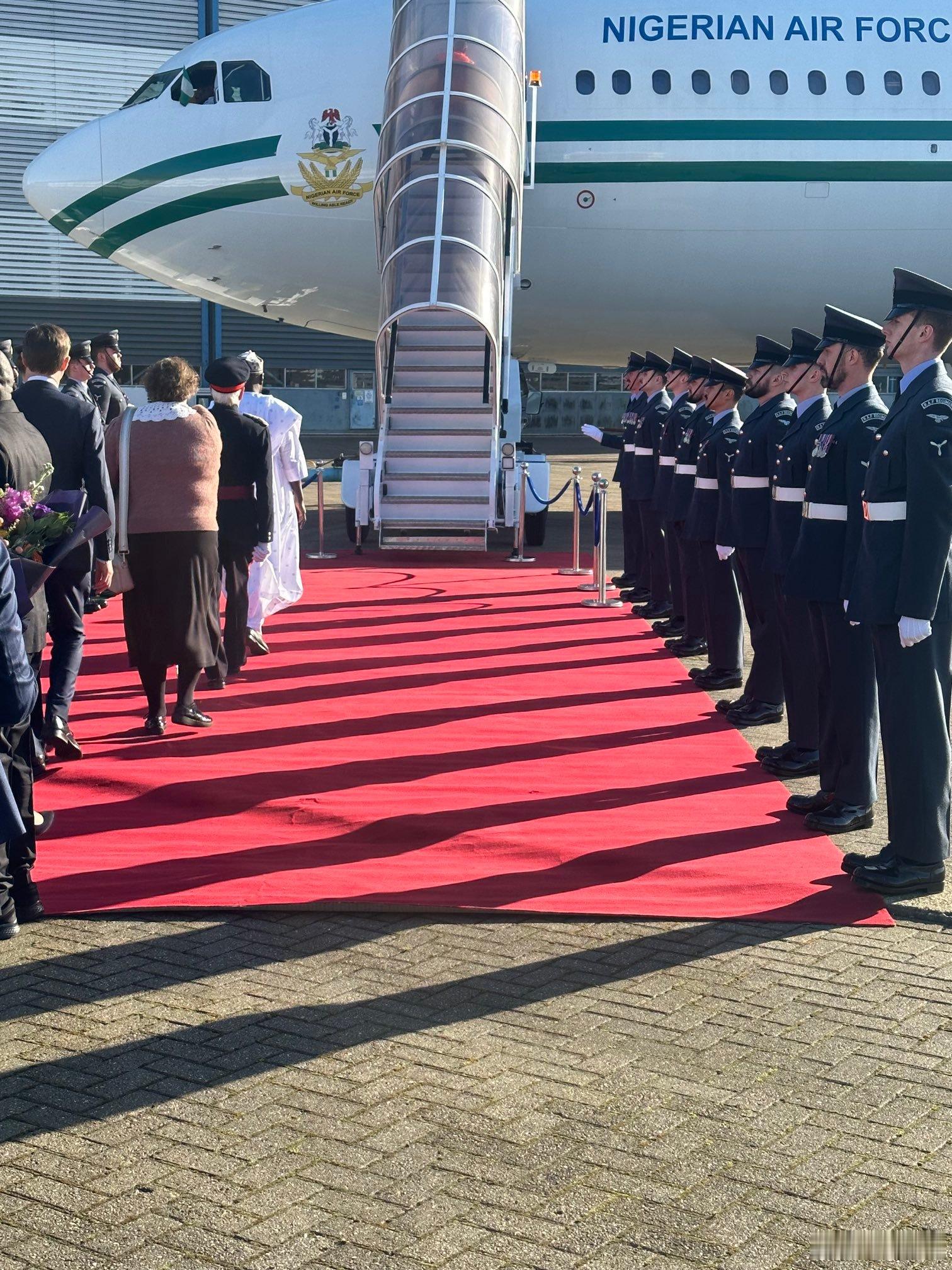 英国王室🇬🇧🇳🇬3月17日，尼日利亚总统博拉·蒂努布阁下和第一夫人奥卢雷