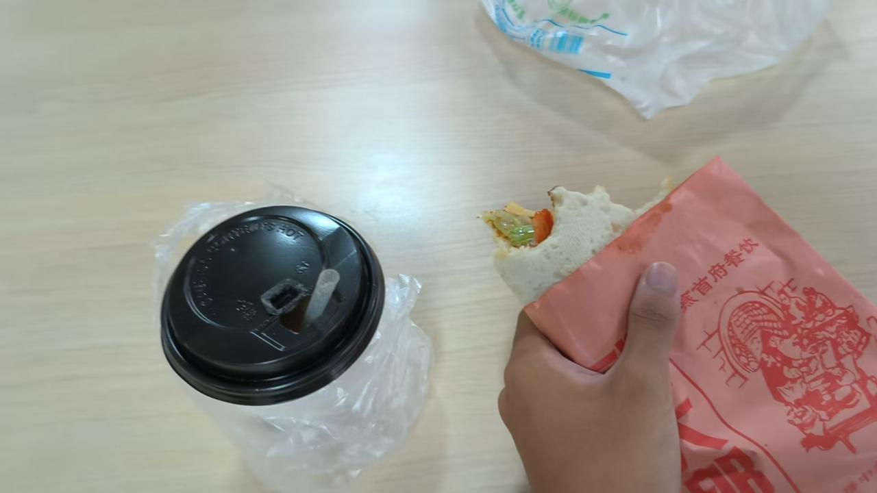 下面是我家孩子在大学期间第一天的消费。
早餐:饼加里脊肉和生菜，外加一杯豆浆，花