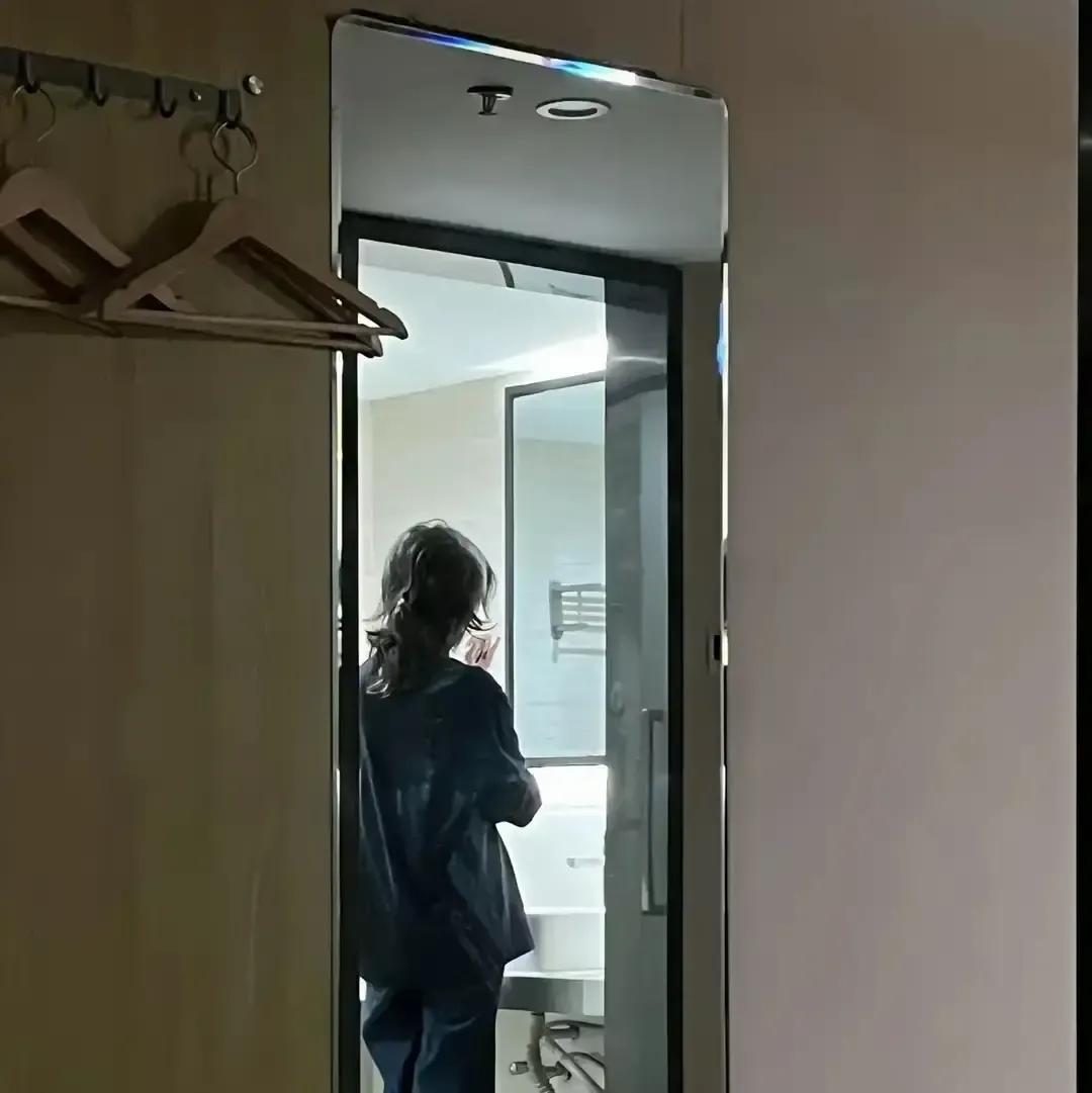 离婚才一周，前妻还没找到房子，两人只能继续挤在同一屋檐下。
昨晚十一点，她敲门进