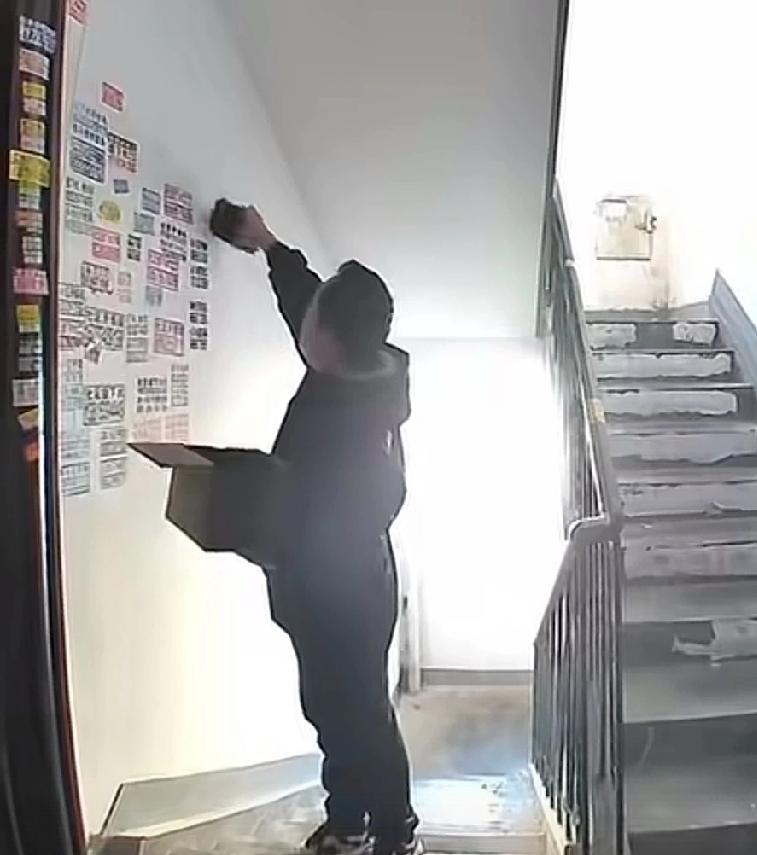 贴小广告的真是厉害，能不能直接打电话约来，让他把广告擦了
这是所有小区的诟病，没