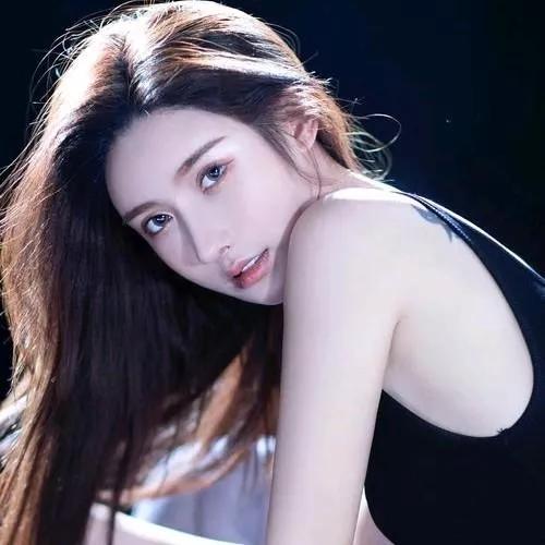 黑发美女，气质非凡，眼神迷离，令人心动黑发红唇女神 黑发女神 黑发辣妹 温柔粉发