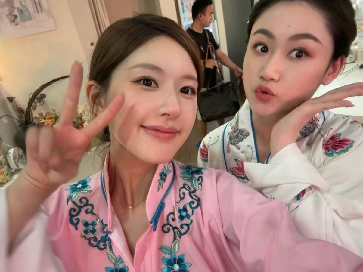 许妍穿水云袖真的好美哦赵露思