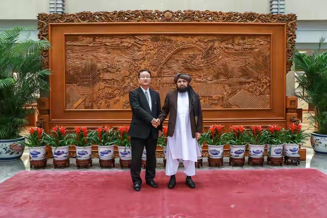 阿富汗驻华大使卡里米专程跑了趟中国外交部，和外交部亚洲司司长刘劲松见了面。这事儿