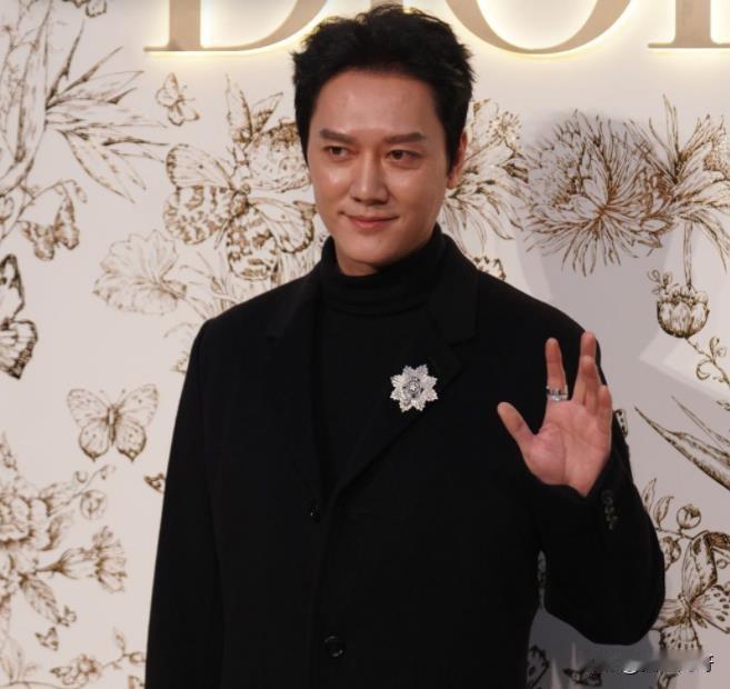 冯绍峰亲自打假！
娱记刘大锤拍到冯绍峰夜会两女，当事人工作室立马发博澄清打假：假