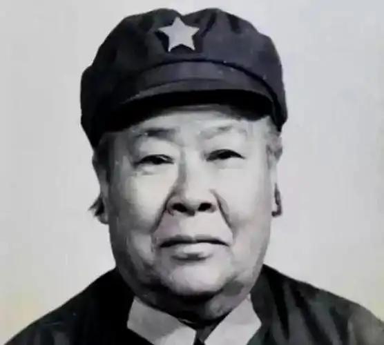 1935年，几百个持枪大汉堵在川北山隘，拦住两万红军的去路，出面单挑破局的，竟是