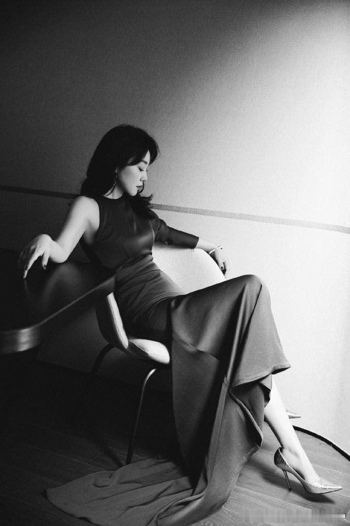 #闫妮白玉兰又微醺上了##闫妮白玉兰松弛感拉满了# 闫妮在白玉兰又微醺上了，她的