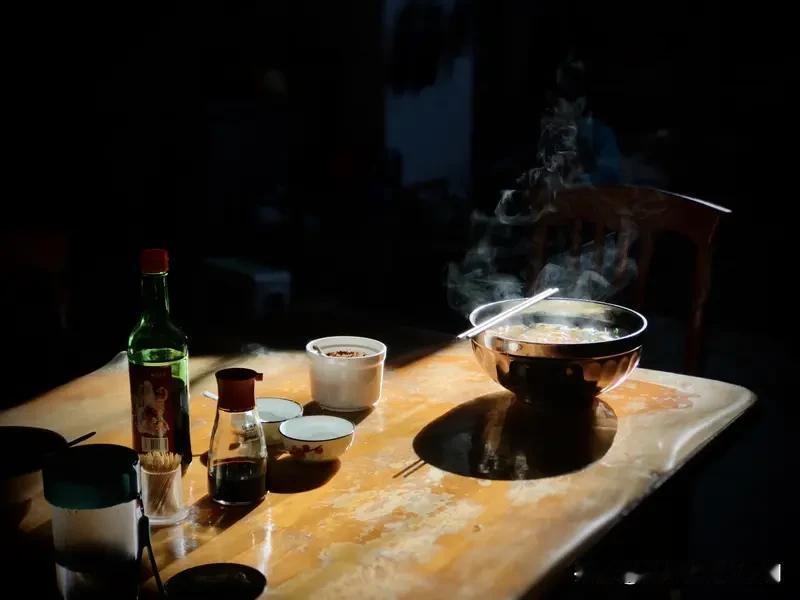 求下联 看到“油盐酱醋伴日月”这个上联，一下子就感受到了生活的烟火气。下面几个下