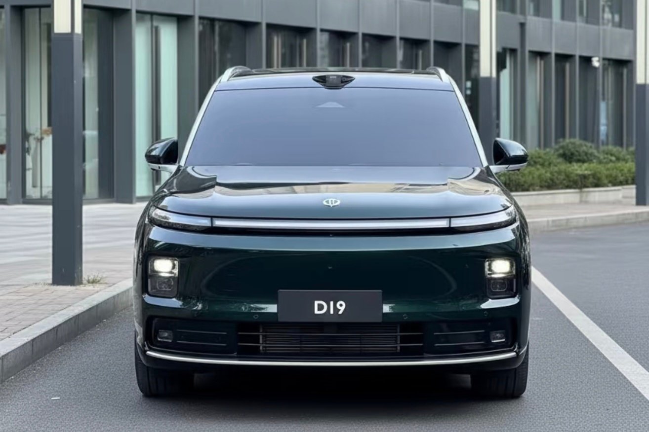 零跑D19这款车可以这样形容：前脸一点也不像理想，车侧一点也不像问界M9，太原创