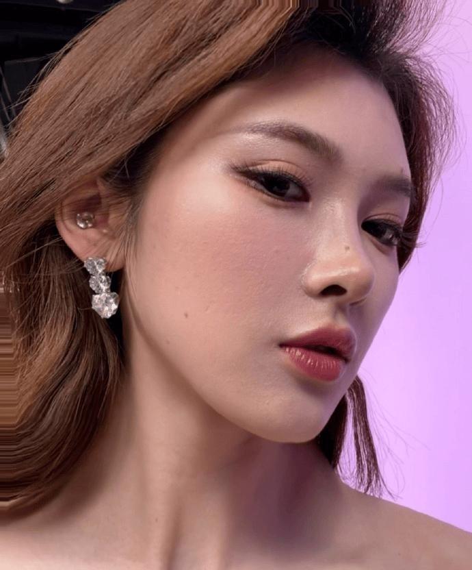 吴艳妮社媒分享照片：紫色系列的工作碎片 ​​​