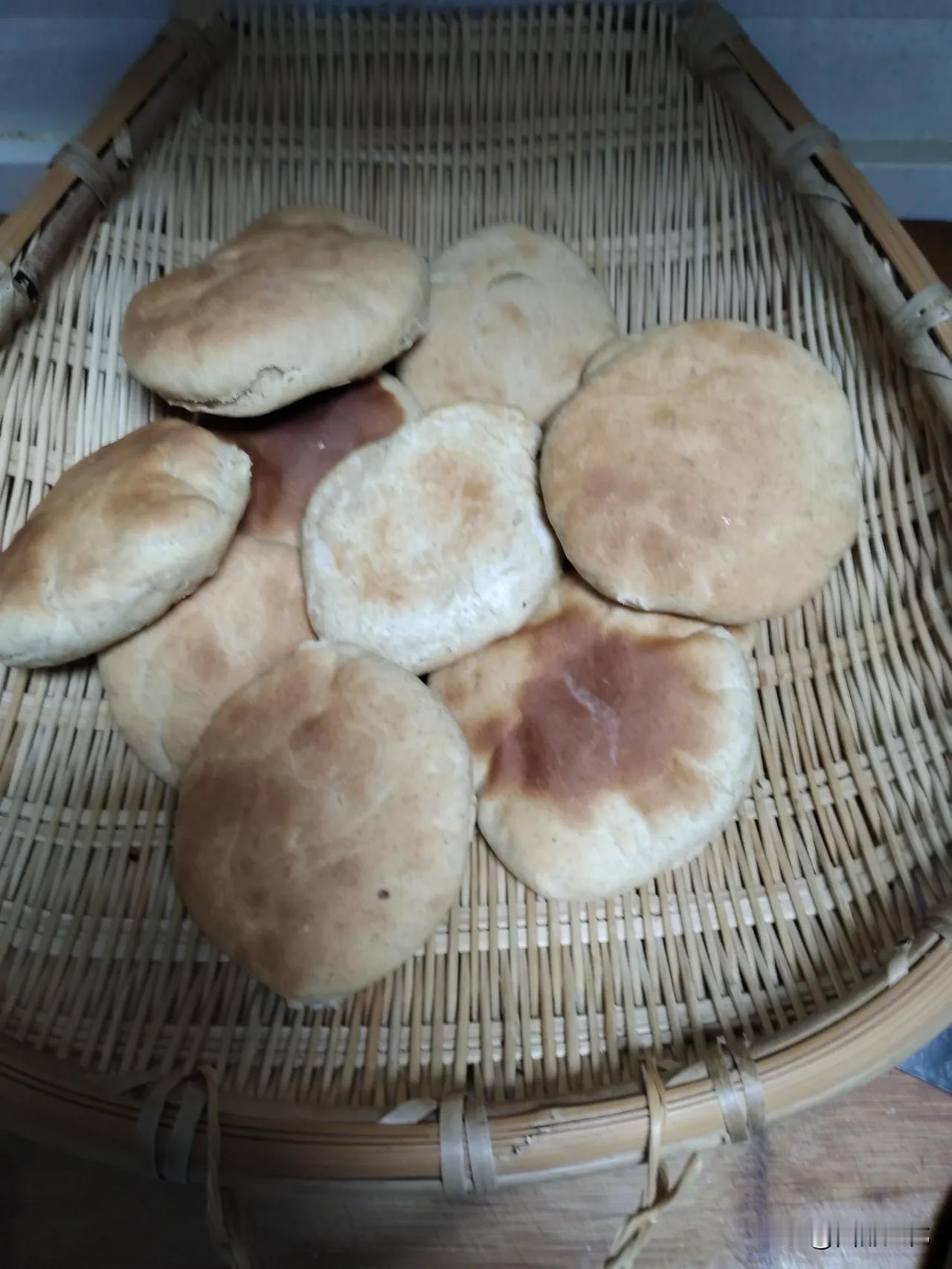 自做全麦面饼

自从查出糖尿病，不由在食物上开始注意。最大的变化，就是避免吃白面