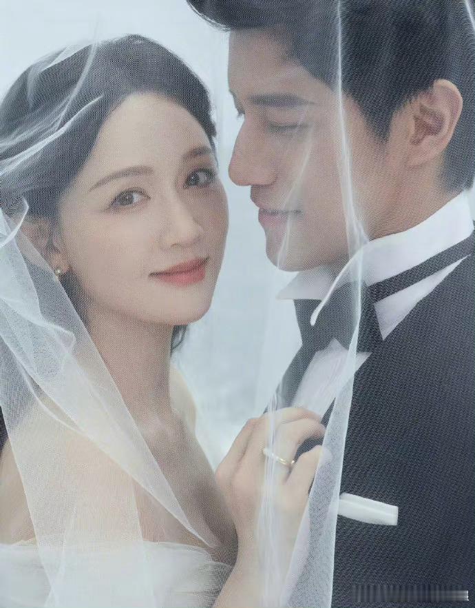#陈乔恩婚礼不用人挡酒#看陈乔恩的婚礼总觉得很仓促很不现实，因为我的印象中这俩人