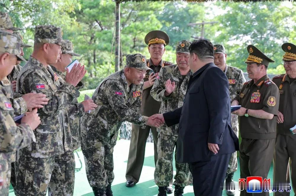 金正恩视察海岸炮兵部队，炮兵都穿着新制服