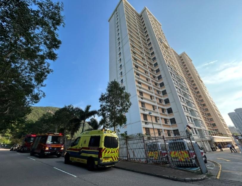 珍惜生命，香港岛渣甸山毕拉山道一屋苑，今日（9月16日）下午3时许，一名青年男子