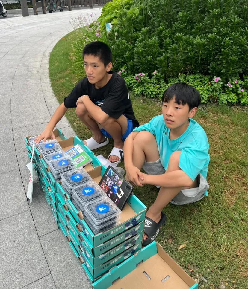 街边遇到的俩小孩。
接完孩子下课，在天街对面，这俩小孩时不时吆喝一句:五元一盒。