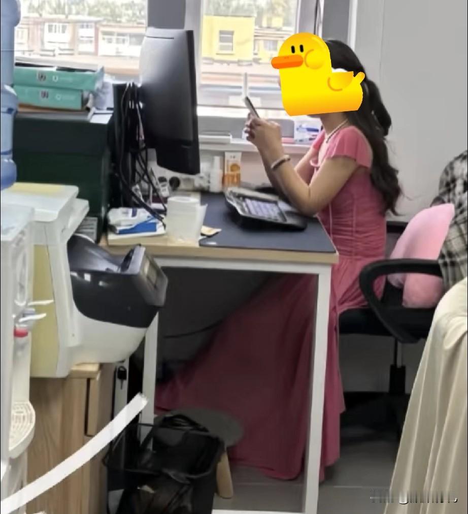近期公司业务增加，财务室招人，领导亲自招来一位大学生。

第一天上班，我就芭比Q