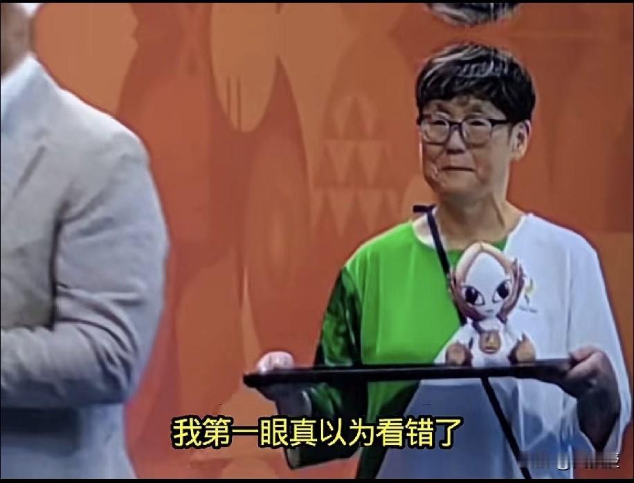 老年人不能当礼仪吗？
谁规定的，只有美女才行
领奖台上出了个名场面。名古屋亚运会