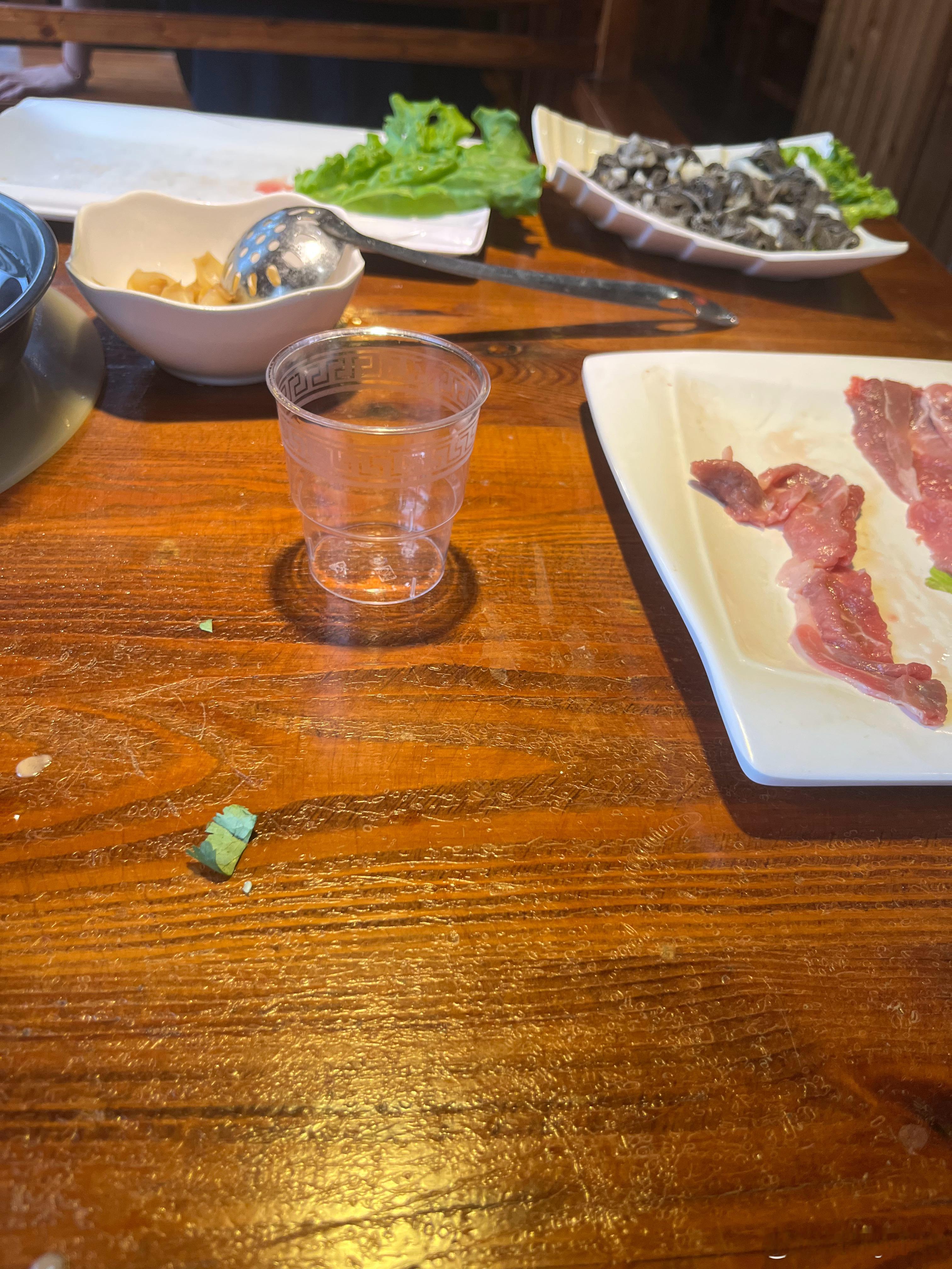 一个人吃涮羊肉：两盘肉，一盘肚，还有一碟羊肾没上来。这饭量也就是我二十几岁时的三
