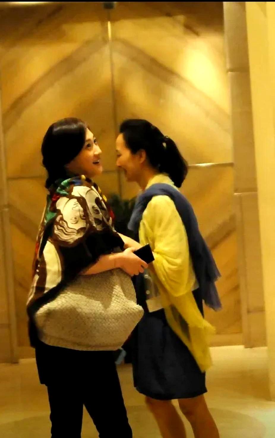 风钻骨头凉时，民政局门口，她抱着女儿，红本还烫手。
婆婆隔两步探口风：回去吧？