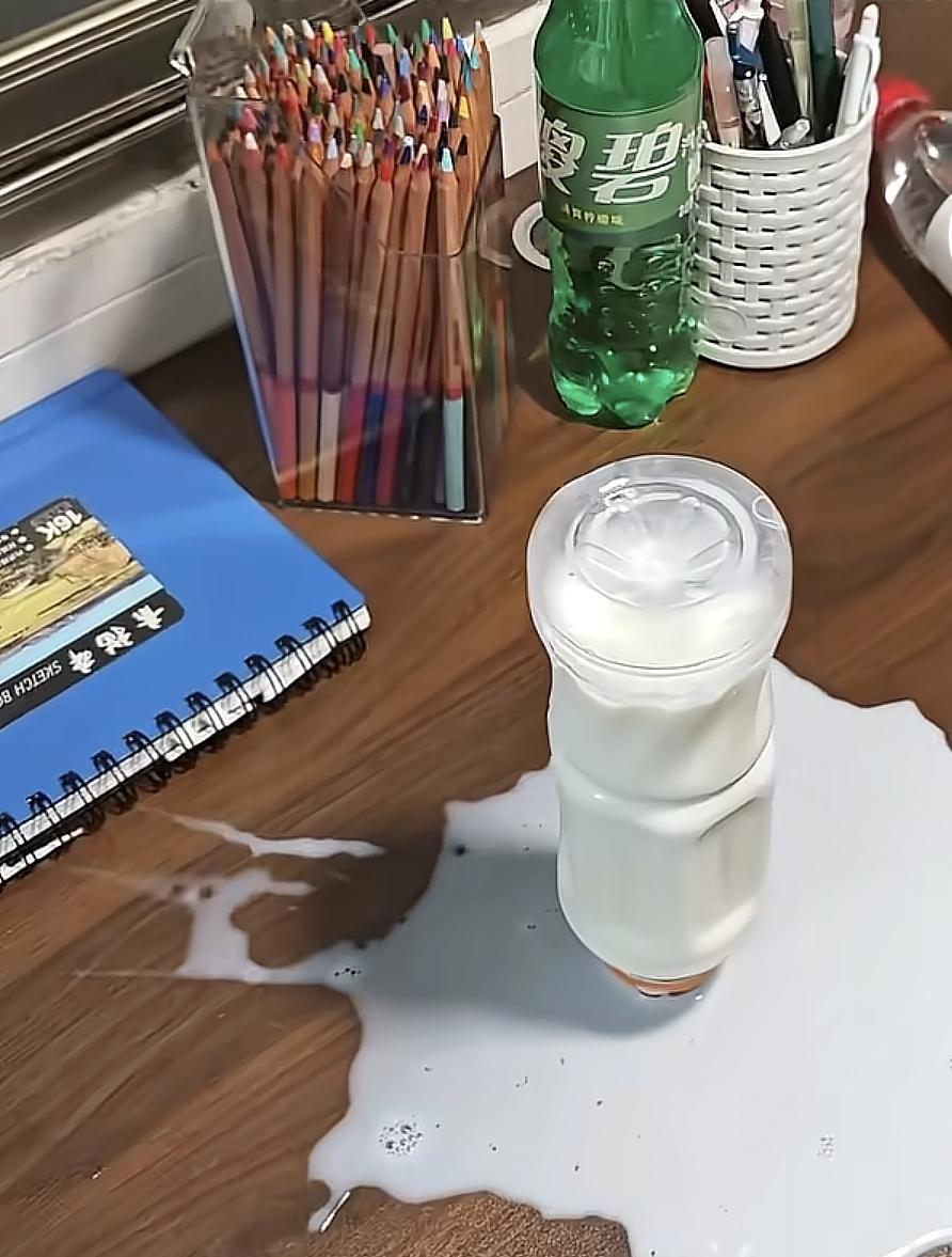 睡觉之前喝一瓶牛奶，这是我长期以来的习惯，但就在刚刚，我把牛奶瓶打翻在了桌上，老